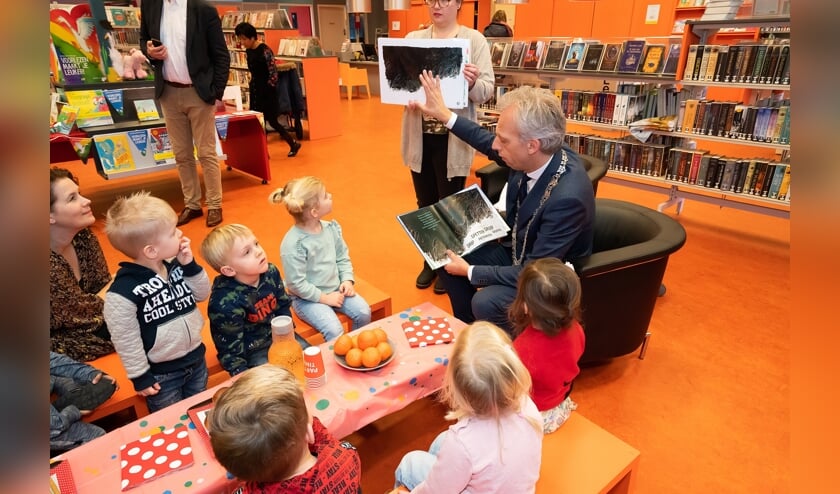 Burgemeester leest voor uit het boek de 'De Moppereend'