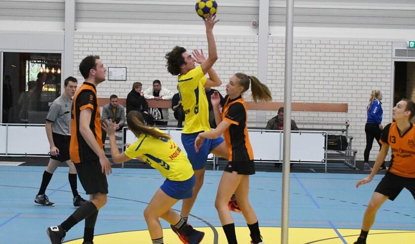 • Doelpoging van Menno Bot.