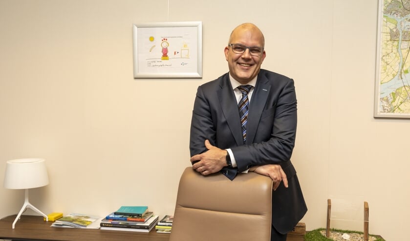 Egbert Lichtenberg op zijn werkkamer in het gemeentehuis in Almkerk.
