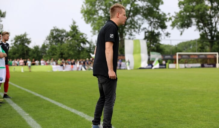 • Marten Boverhof als VVAC-trainer tijdens de gewonnen nacompetitiefinale tegen ONI.
