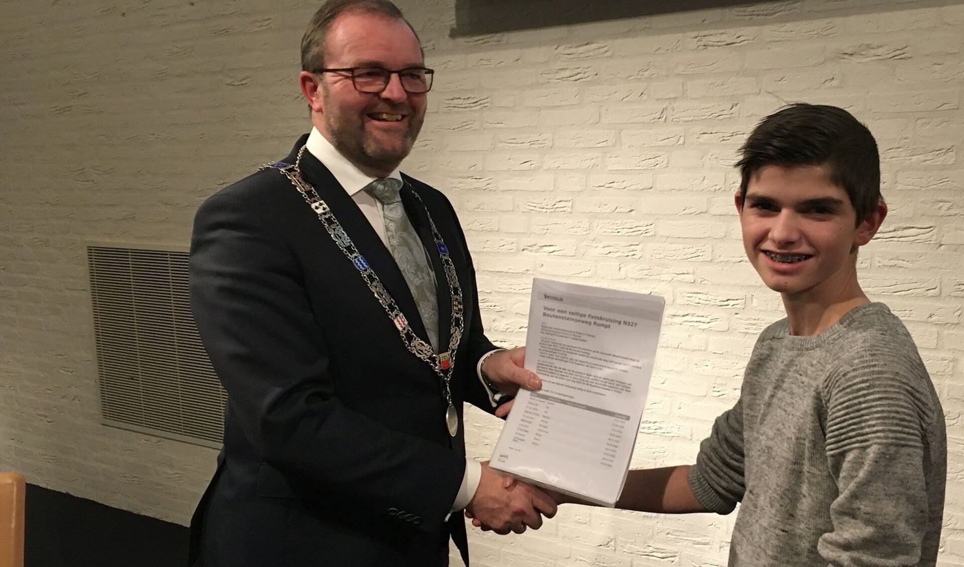 • Burgemeester Servaas Stoop kreeg dinsdagavond tijdens de raadsvergadering uit handen van een Rhelico-jeugdlid een petitie met 1500 handtekeningen overhandigd.