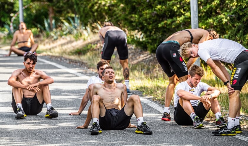 • De schaatsers van Team Jumbo-Visma zijn kapot na de beruchte hillrun tijdens het trainingskamp in Toscane. Het is een van de door Stephan Tellier ingestuurde foto's voor de Zilveren Camera (sportcategorie).