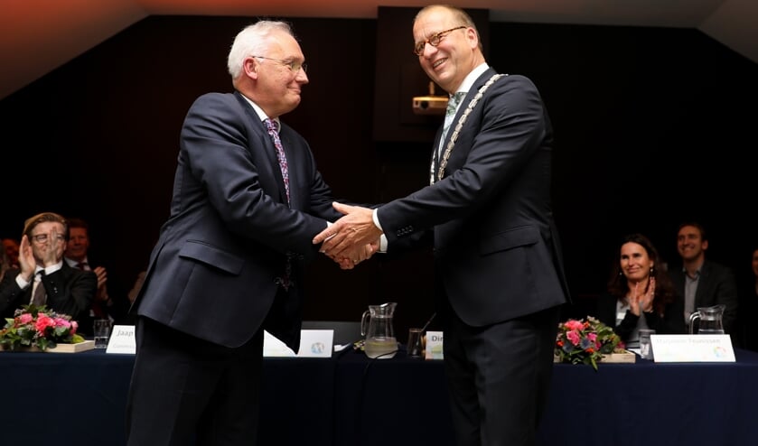 • Dirk van der Borg heeft zojuist de ambtsketen van Molenlanden omgehangen bij Theo Segers.