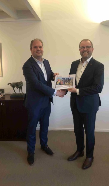 • Overhandiging van het HAN-onderzoek door Hans van Kranenburg aan burgemeester Servaas Stoop.