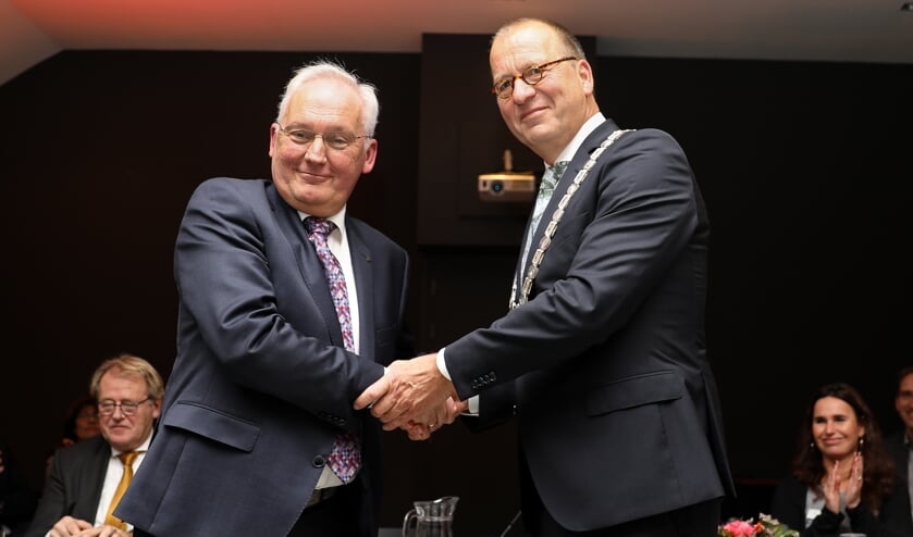 • Theo Segers (r) tijdens de overdracht van de ambtsketen.