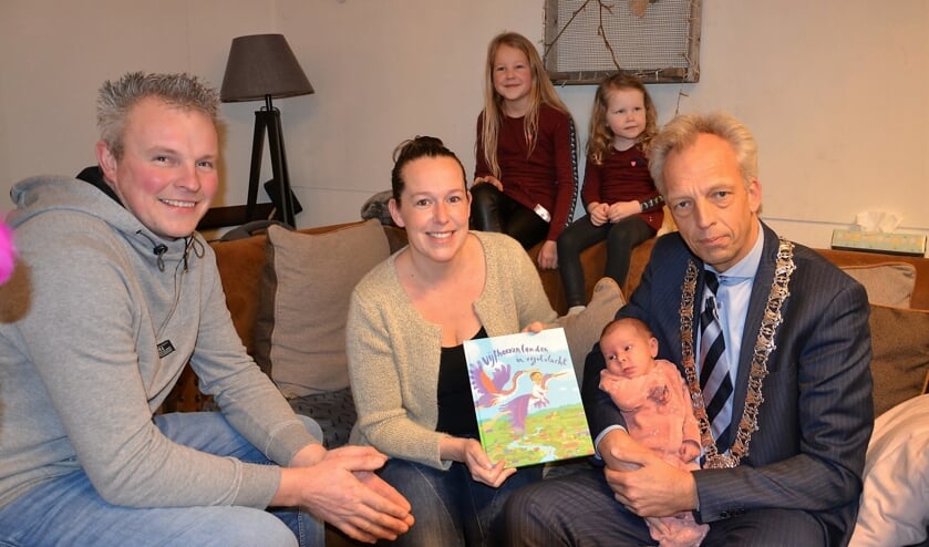 • Luus krijgt als eerste het geboorteboekje van Vijfheerenlanden.