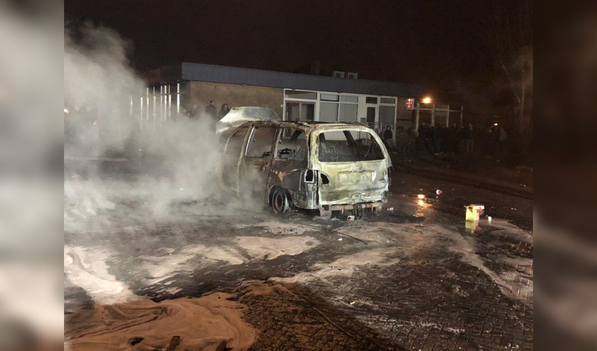 • In Veen werd een auto in brand gestoken.