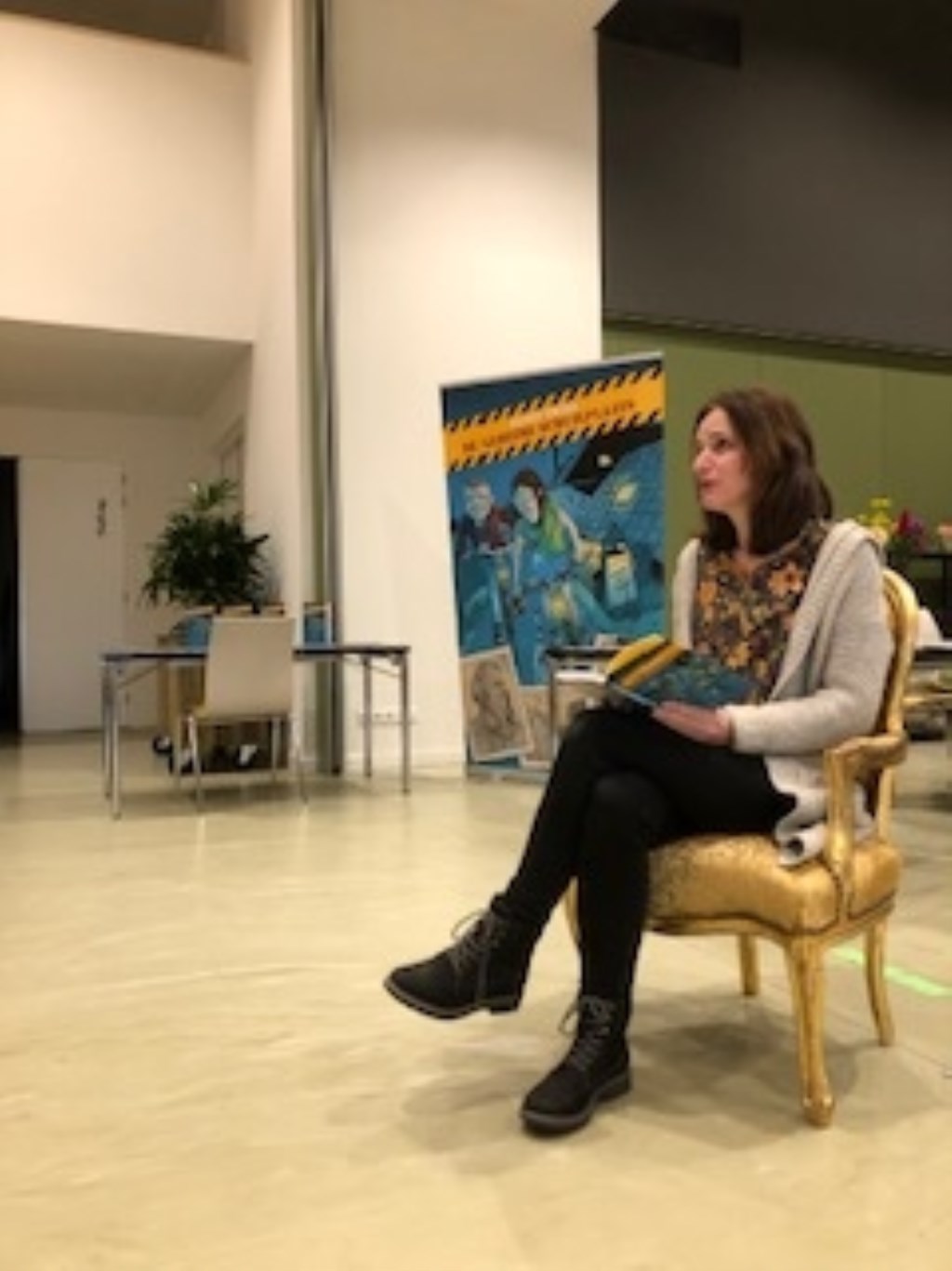 Schrijfster Annette van der Plas heeft vorige week op de School met de Bijbel in Noordeloos voorgelezen uit haar nieuwste boek ‘De geheime schuilplaats’