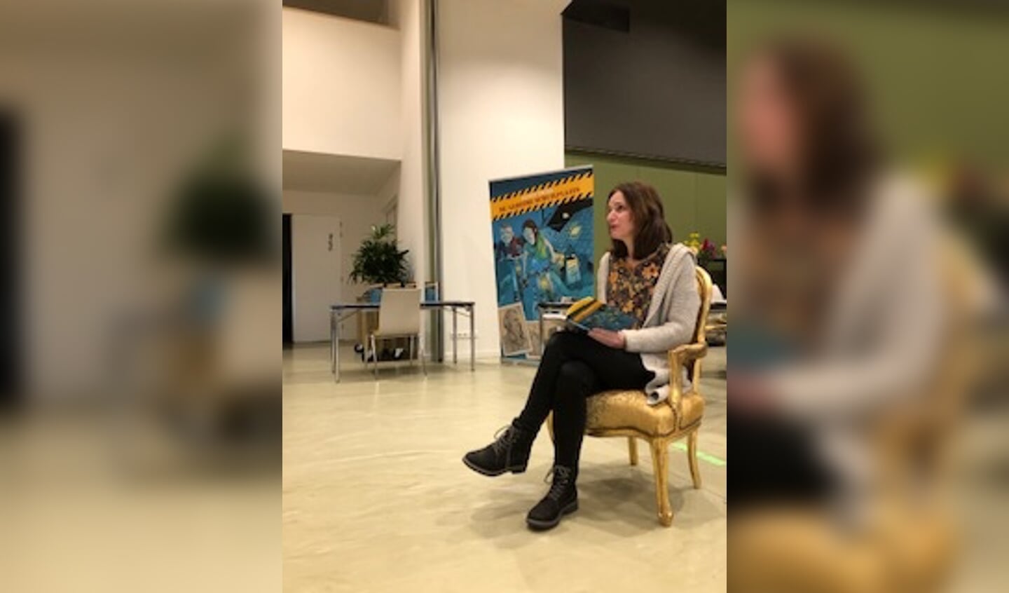 Schrijfster Annette van der Plas heeft vorige week op de School met de Bijbel in Noordeloos voorgelezen uit haar nieuwste boek ‘De geheime schuilplaats’