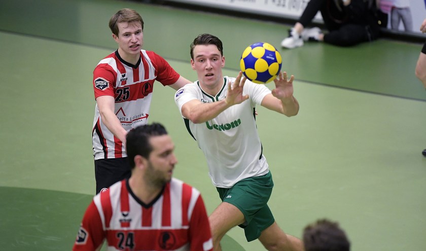 • Marijn van den Goorbergh vangt de bal.