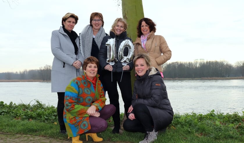 • De organisatoren van de Vrouwendag Alblasserwaard. Op de foto ontbreekt Erica van de Lustgraaf.