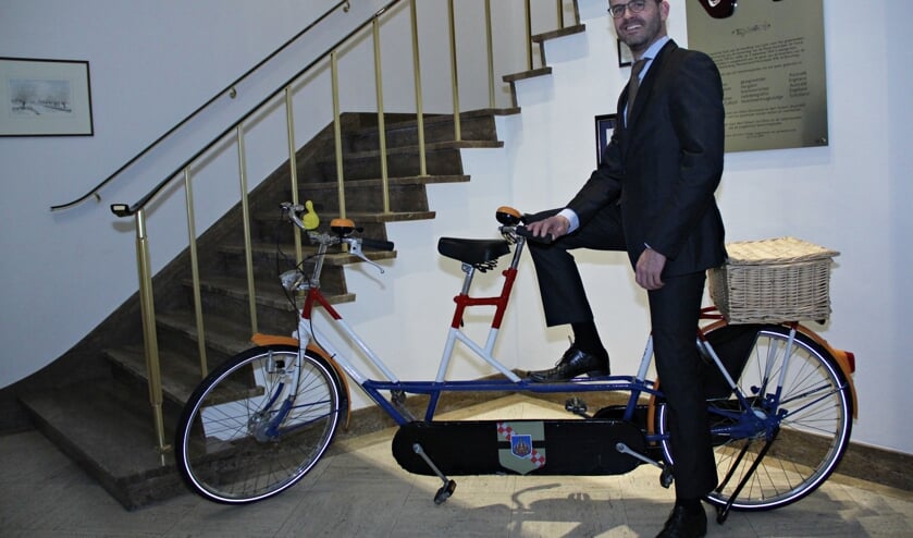• Burgemeester Laurens de Graaf met zijn in passende kleuren gespoten tandem.