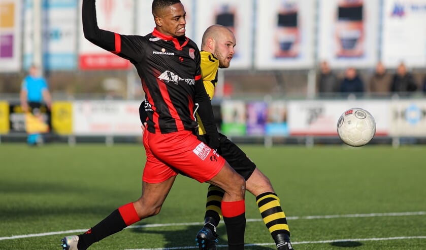 <p>• Charlton Vicento in actie tegen DVS'33 Ermelo.</p>