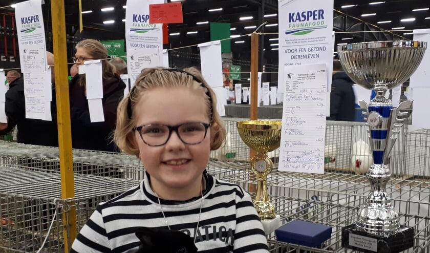 • Mara van der Poel met haar zwarte kleurdwerg konijn.