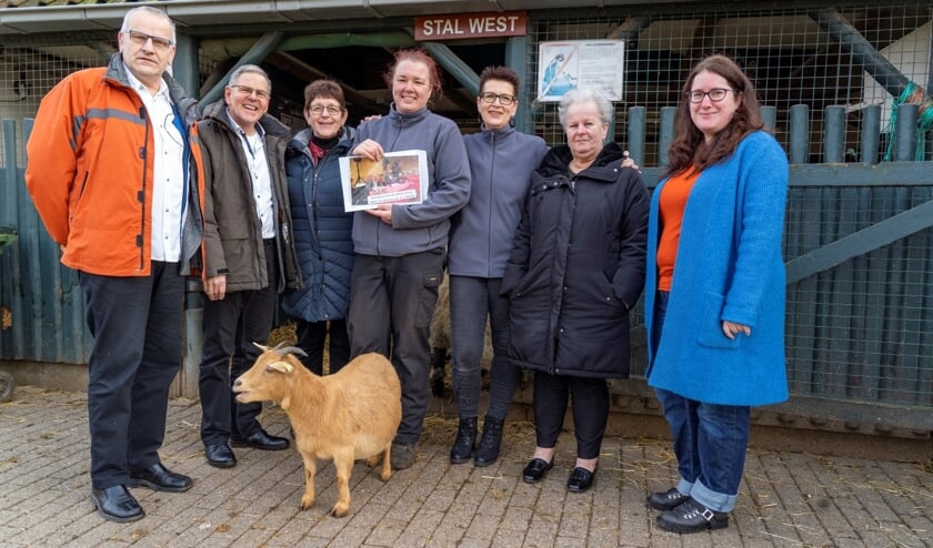 • De overhandiging van de gift aan de kinderboerderij.