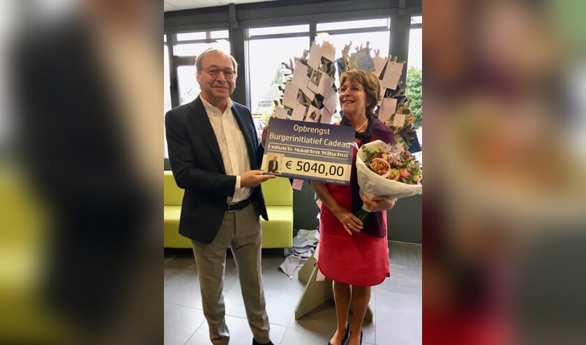 • Huisarts Wilschut en zijn vrouw met het cadeau.
