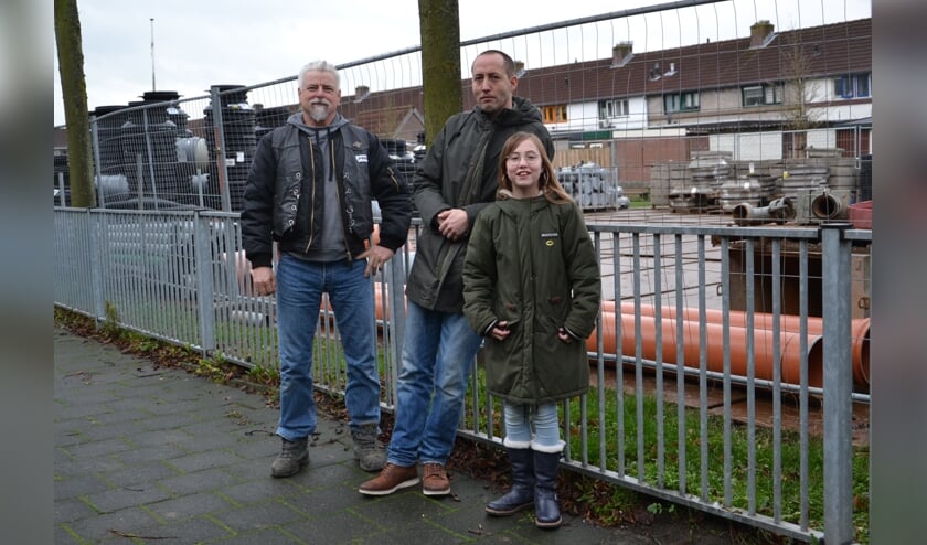 • Leon Blom en Charles Richel. Zij zijn boos dat het trapveldje als opslag wordt gebruikt.