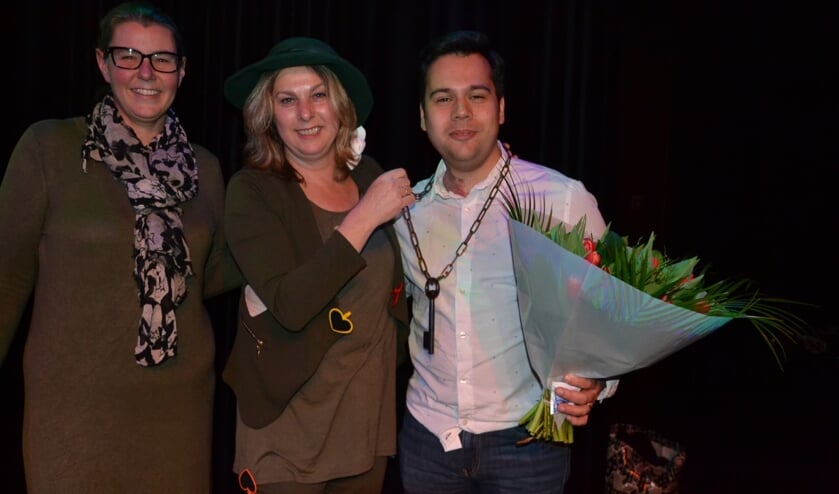 • Vanessa Meijer, voorzitter Timmerdorp, Monique Sentjes Timmerdorpburgemeester 2019 en Lucio Messercola de nieuwe Timmerdorpburgemeester. 