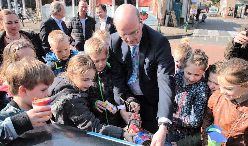 • Pieter Neven als wethouder van de gemeente Krimpenerwaard tijdens een officiële handeling.