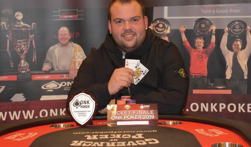• Enrico Zondag werd pokerkampioen in Kinderdijk.