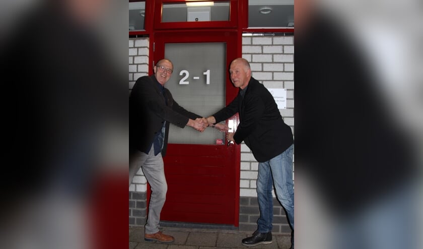 • Beide voorzitters verrichten de openingshandeling met een handdruk.