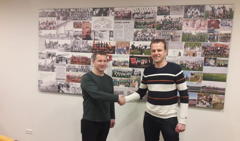 • Raymond Sponselee en voorzitter Mark Vonk bezegelen de samenwerking met een handdruk.