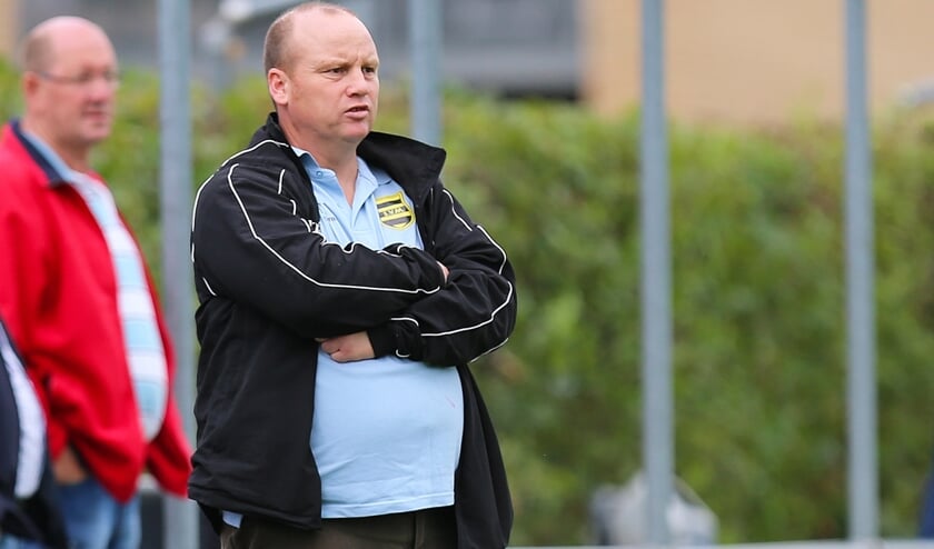 • Bert Buizert als trainer-coach van SV Meerkerk.