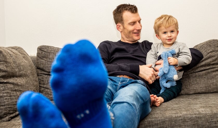 • Op zijn schaatsloze vrijdag kan Erik Jan extra genieten van zijn zoontje Jens.