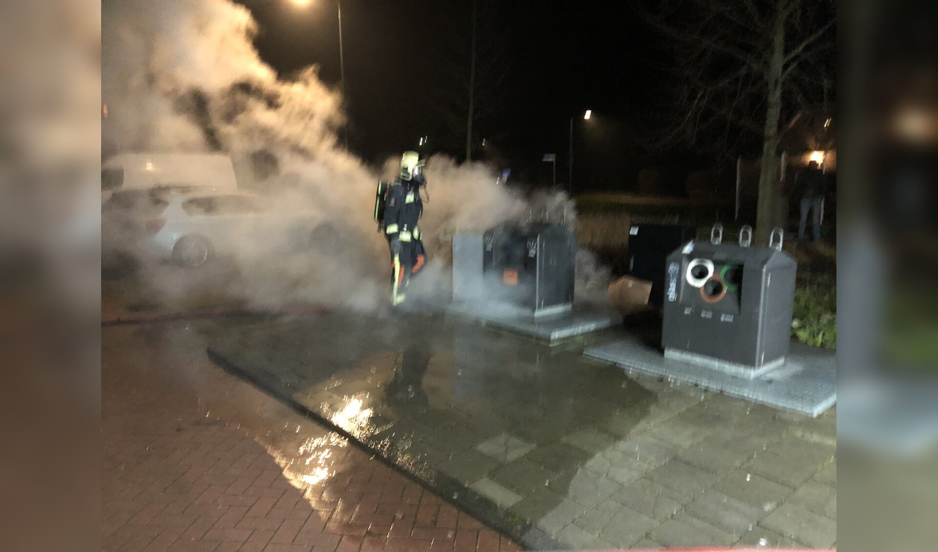 • De brandweer van Gouderak moest uitrukken om een brand in een ondergrondse kledingcontainer in Lageweg te blussen. 