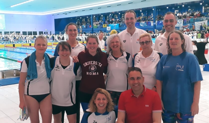•De zwemmers, met v.l.n.r. Marian Nederlof, Arjan van Tilburg, Ivan van Omme, Annemarie Straetemans, Aafke Groot, Eline Molle, Geerdien Meerwaldt, Uli van Us, Erica Muller, Marijke Campfens en Jeff van Loon.