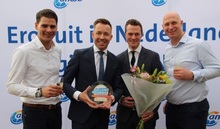 • Het managementteam van Avonturenboerderij Molenwaard, met als tweede van links Michael van Hoorne.