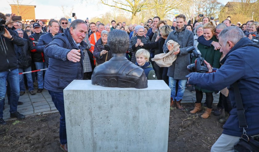 • De onthulling van het borstbeeld bezorgde Boet van Dulmen de nodige emoties.