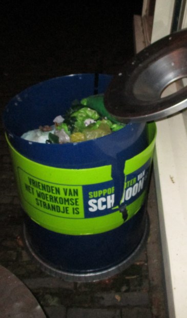 De vernielde afvalbak.