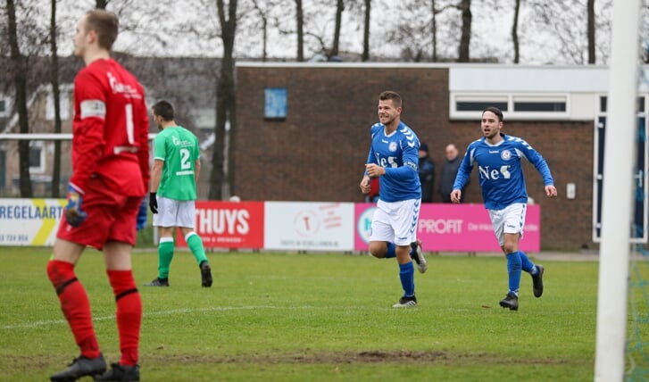 • Niels den Haan (m) afgelopen zaterdag na de 2-1 van Schelluinen tegen VVAC.