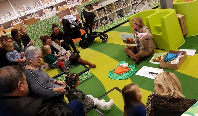 • De bijeenkomst in de bibliotheek.
