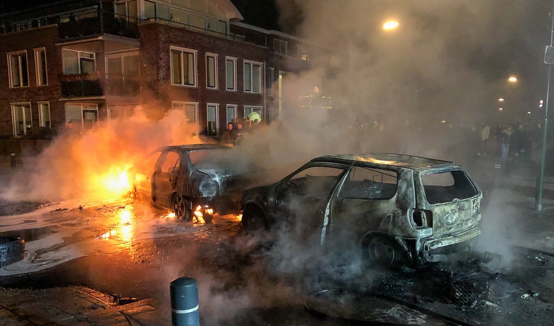 Uitgebrande auto's in Veen.