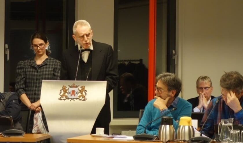 Mejuffrouw Zeldenrust en de heer Zaliger houden in het Forum Samenleving van de gemeenteraad een pleidooi voor Stichting Oud Montfoort.
