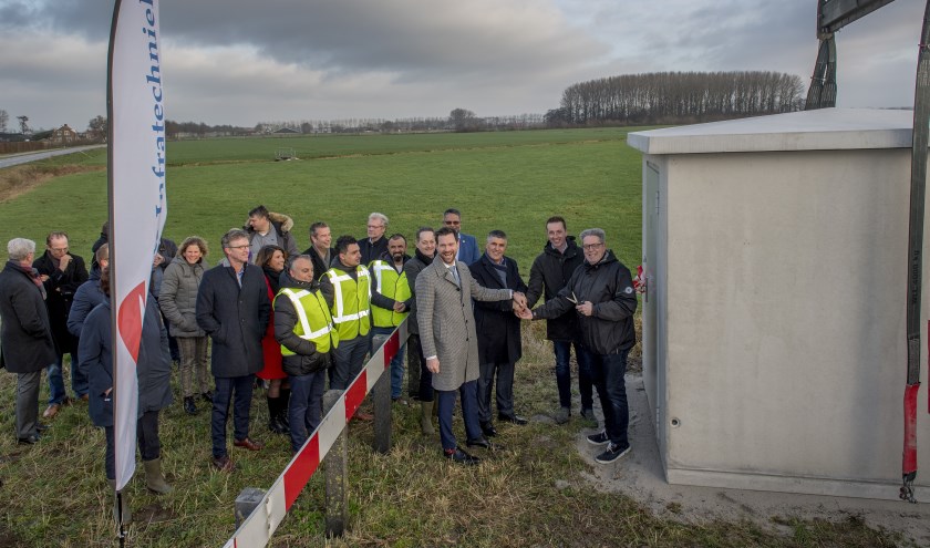 • De aftrap werd gedaan door (v.l.n.r.) dhr. S.A.M. Bos (wethouder gemeente West Maas en Waal), dhr. Y. Dilek (Selecta Infratechniek B.V.), dhr. D. Wessels (directeur Delta Rijssen Glasvezelinvesteringen) en dhr. C.A.H. Zondag (voorzitter van de UBR).