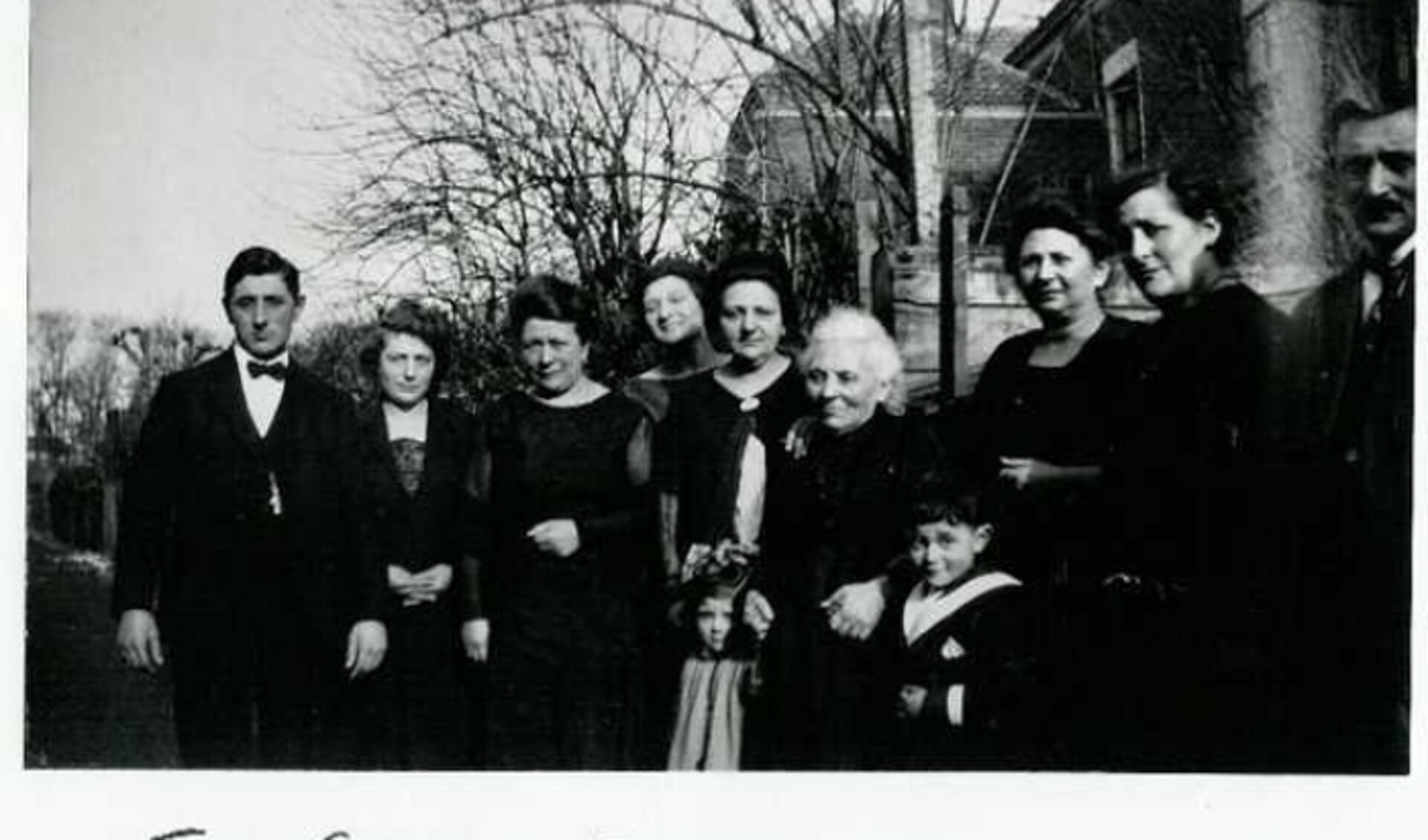 • Foto van de familie Schenk die een huis bewoonde aan de Albrecht Beijlinggracht in Schoonhoven. 