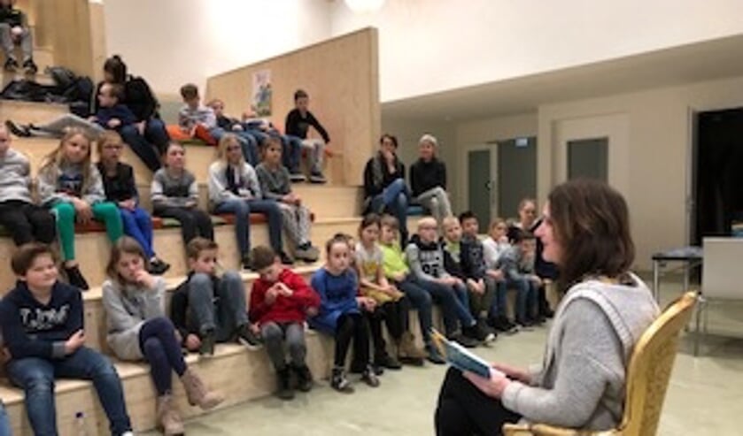 Schrijfster Annette van der Plas heeft vorige week op de School met de Bijbel in Noordeloos voorgelezen uit haar nieuwste boek ‘De geheime schuilplaats’
