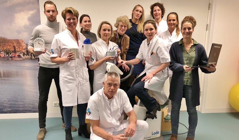 • Longchirurg Geertruid Marres (op trainingsfiets) te midden van een aantal collega’s die betrokken zijn bij het begeleiden van de patiënten voor de operatie.