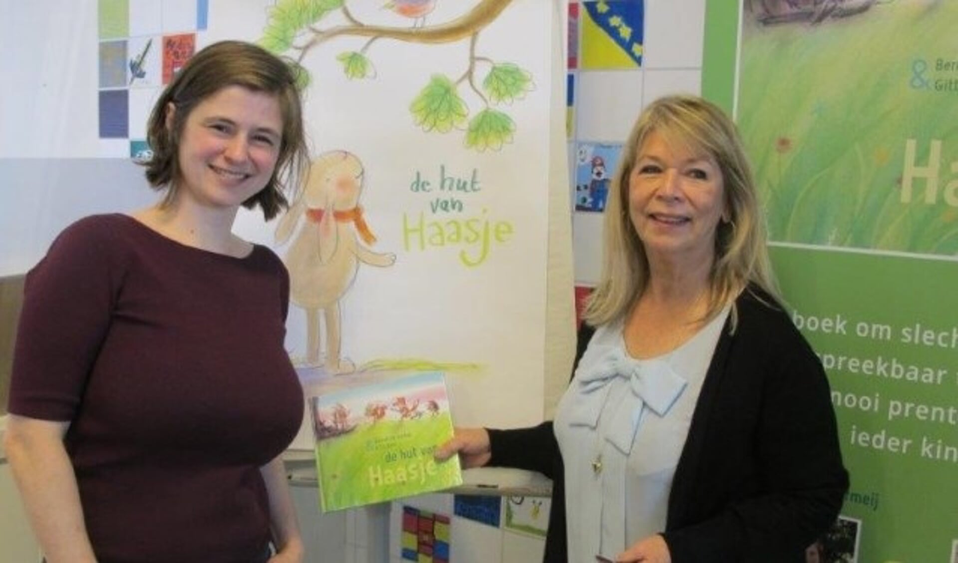 Bernadette Vermeij (links) uit Oudewater maakte samen met Gitte Spee een speciaal prentenboek over slechthorendheid. (Eigen foto)