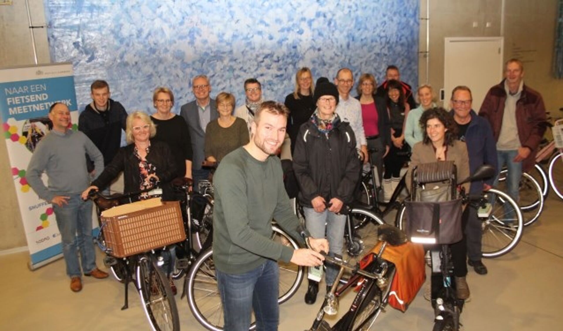 Mick van Reem (voorgrond) monteerde bij alle deelnemers de snuffelkastjes op de fiets en gaf praktische uitleg. (Foto: Lysette Verwegen)