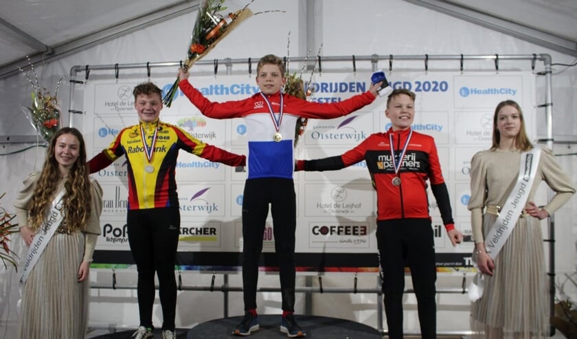 • Rick Versloot in JvA-tenue op het podium.