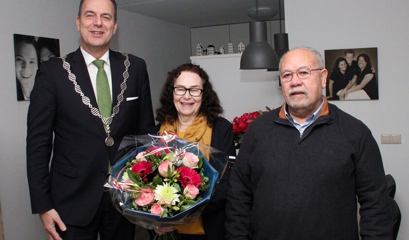 • Echtpaar Worthington met burgemeester Paans.