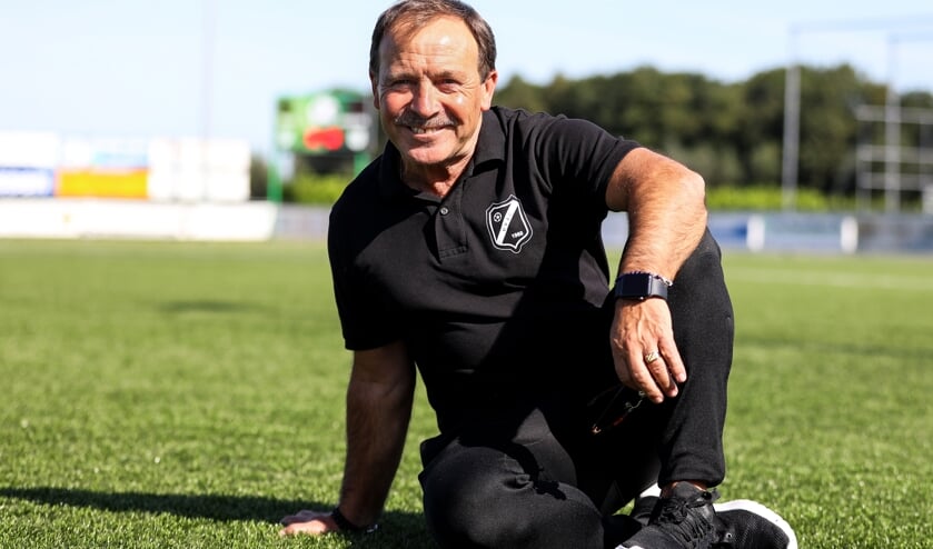 • VVAC-trainer Miguel Munoz.