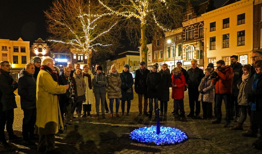 • Ongeveer zestig mensen waren bij de onthulling van het tijdelijke Holocaustmonument op De Markt aanwezig. Daarna volgde een korte wandeling langs verschillende Stolpersteinen in de binnenstad.