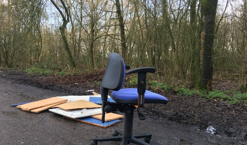 Houten kabelhaspels en zwerfafval gedumpt in 'kippenbos' in OudAlblas