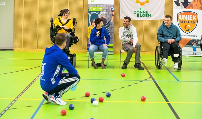 • Jongeren spelen het spel Boccia in Helsdingen.