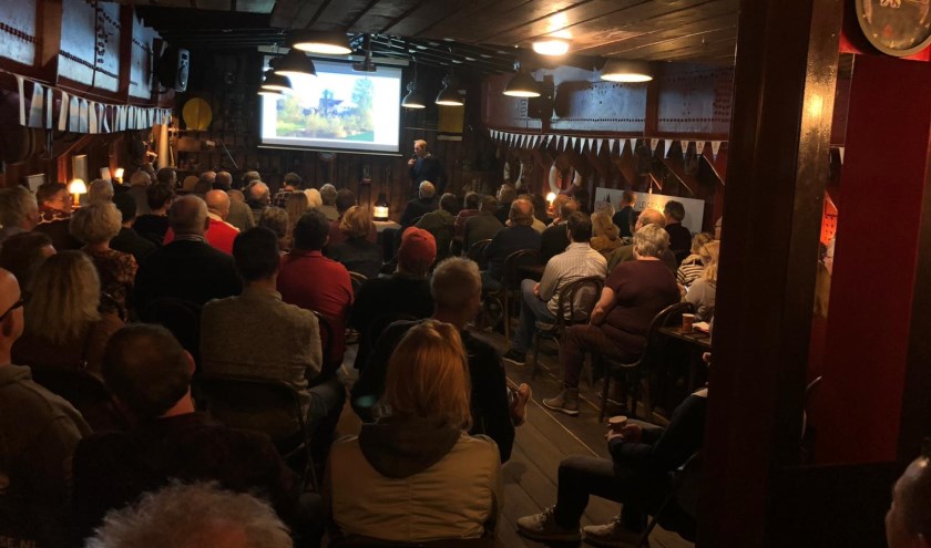 Volle bak in het ruim van de Terra Nova tijdens een eerdere info-avond voor omwonenden.